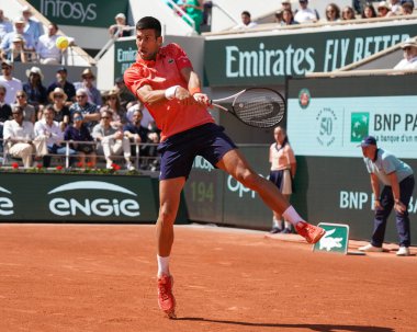 PARIS, FRANCE - 4 Haziran 2023: Sırp profesyonel tenisçi Novak Cokoviç, Fransa 'nın başkenti Paris' te 2023 'te Juan Pablo Varillas veya Peru' ya karşı oynanan erkekler 4 'üncü tur maçında