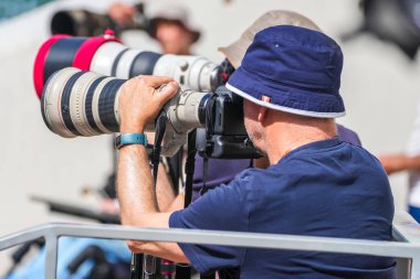 PARIS, FRANCE - 30 Mayıs 2023: Paris, Fransa 'da Roland Garros' ta oynanan tenis maçında profesyonel spor fotoğrafçısı