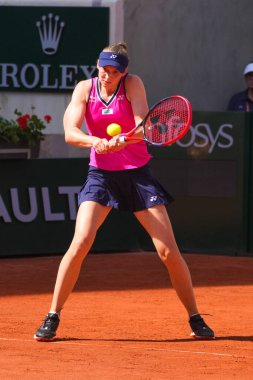 PARIS, FRANCE - 30 Mayıs 2023: Kazakistan 'lı profesyonel tenisçi Elena Rybakina, Çek Cumhuriyeti' nden Brenda Fruhvirtova ile ilk tur karşılaşmasında Paris, Fransa 'da oynanan 2023 Roland Garros karşılaşmasında