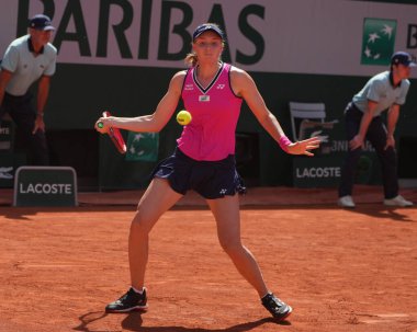 PARIS, FRANCE - 30 Mayıs 2023: Kazakistan 'lı profesyonel tenisçi Elena Rybakina, Çek Cumhuriyeti' nden Brenda Fruhvirtova ile ilk tur karşılaşmasında Paris, Fransa 'da oynanan 2023 Roland Garros karşılaşmasında