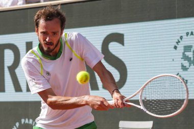 PARIS, FRANCE - 30 Mayıs 2023: Profesyonel Rus tenisçi Daniil Medvedev, Fransa 'nın başkenti Paris' te 2023 'te Thiago Seyboth Wild of Brasil' e karşı oynanan ilk tur maçında