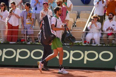 PARIS, FRANCE - 30 Mayıs 2023: Rus profesyonel tenisçi Daniil Medvedev, 2023 'te Fransa' nın Paris kentinde Roland Garros 'ta Thiago Seyboth Wild' a karşı oynanan ilk tur maçında kaybedince saraydan ayrıldı.