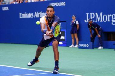 NEW YORK - SEPTEMBER 1, 2018: Avustralyalı profesyonel tenisçi Nick Kyrgios, Billie Jean King Ulusal Tenis Merkezi 'nde Roger Federer' a karşı oynadığı 2018 ABD Açık turu boyunca hareket halindedir.