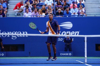NEW YORK - SEPTEMBER 1, 2018: Avustralyalı profesyonel tenisçi Nick Kyrgios, Billie Jean King Ulusal Tenis Merkezi 'nde Roger Federer' a karşı oynadığı 2018 ABD Açık turu boyunca hareket halindedir.