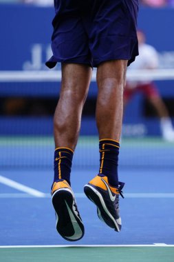 NEW YORK - 1 Eylül 2018: Avustralyalı profesyonel tenisçi Nick Kyrgios, Billie Jean King Ulusal Tenis Merkezi 'nde oynanan 2018 ABD Açık raundunda Nike tenis ayakkabısı giyiyor.