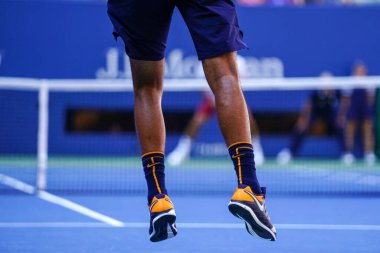 NEW YORK - 1 Eylül 2018: Avustralyalı profesyonel tenisçi Nick Kyrgios, Billie Jean King Ulusal Tenis Merkezi 'nde oynanan 2018 ABD Açık raundunda Nike tenis ayakkabısı giyiyor.