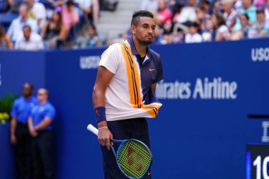 NEW YORK - SEPTEMBER 1, 2018: Avustralyalı profesyonel tenisçi Nick Kyrgios, Billie Jean King Ulusal Tenis Merkezi 'nde Roger Federer' a karşı oynadığı 2018 ABD Açık turu boyunca hareket halindedir.