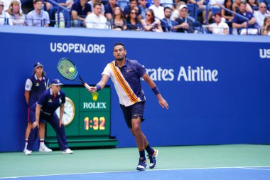 NEW YORK - SEPTEMBER 1, 2018: Avustralyalı profesyonel tenisçi Nick Kyrgios, Billie Jean King Ulusal Tenis Merkezi 'nde Roger Federer' a karşı oynadığı 2018 ABD Açık turu boyunca hareket halindedir.