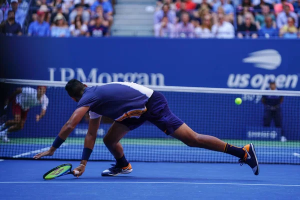 2018年9月1日 在2018年美国网球公开赛期间 澳大利亚职业网球选手尼克 雷吉奥斯在比尔利 金国家网球中心与罗杰 费德勒的32场比赛中作战 — 图库照片