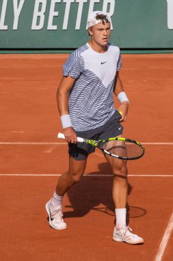 PARIS, FRANCE - 30 Mayıs 2023: Danimarkalı profesyonel tenisçi Holger Rune, ABD 'li Christopher Eubanks' e karşı oynanan ilk tur maçında Paris, Fransa 'da oynanan 2023 Roland Garros maçında