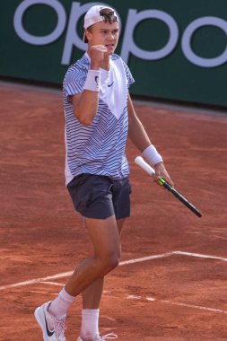 PARIS, FRANCE - 30 Mayıs 2023: Danimarkalı profesyonel tenisçi Holger Rune, ABD 'li Christopher Eubanks' e karşı oynanan ilk tur maçında Paris, Fransa 'da oynanan 2023 Roland Garros maçında