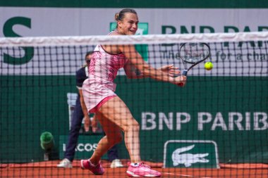 PARIS, FRANCE - 31 Mayıs 2023: Belaruslu profesyonel tenisçi Aryna Sabalenka, Belaruslu Iryna Shymanovich ile Paris, Fransa 'da oynanan 2023 Roland Garros karşılaşmasında ikinci tur karşılaşmasında