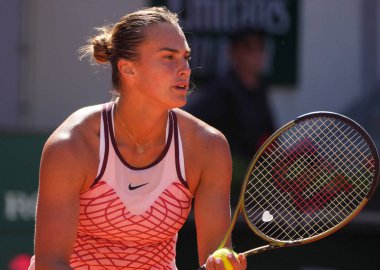 PARIS, FRANCE - 31 Mayıs 2023: Belaruslu profesyonel tenisçi Aryna Sabalenka, Belaruslu Iryna Shymanovich ile Paris, Fransa 'da oynanan 2023 Roland Garros karşılaşmasında ikinci tur karşılaşmasında