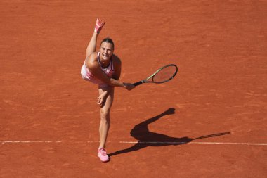 PARIS, FRANCE - 31 Mayıs 2023: Belaruslu profesyonel tenisçi Aryna Sabalenka, Belaruslu Iryna Shymanovich ile Paris, Fransa 'da oynanan 2023 Roland Garros karşılaşmasında ikinci tur karşılaşmasında