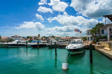 LA ROMANA, DOMINICAN REPUBLIC - 14 Haziran 2021: Yatlar ve tekneler La Romana, Dominik Cumhuriyeti 'ndeki Casa de Campo Marina' da dizildi. Dominik Cumhuriyeti 'ndeki en eksiksiz ve prestijli marinadır.