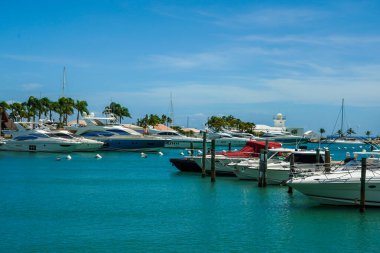 LA ROMANA, DOMINICAN REPUBLIC - 14 Haziran 2021: Yatlar ve tekneler La Romana, Dominik Cumhuriyeti 'ndeki Casa de Campo Marina' da dizildi. Dominik Cumhuriyeti 'ndeki en eksiksiz ve prestijli marinadır.