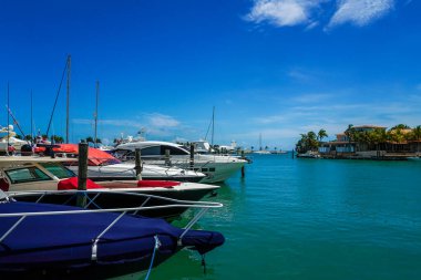 LA ROMANA, DOMINICAN REPUBLIC - 14 Haziran 2021: Yatlar ve tekneler La Romana, Dominik Cumhuriyeti 'ndeki Casa de Campo Marina' da dizildi. Dominik Cumhuriyeti 'ndeki en eksiksiz ve prestijli marinadır.
