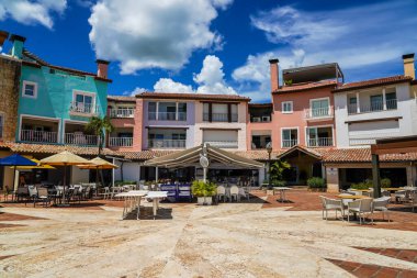 LA ROMANA, DOMINICAN REPUBLIC - 14 Haziran 2021: Plaza Portofino ile La Romana, Dominik Cumhuriyeti 'ndeki Marina Casa de Campo' da dünya klasında restoranlar
