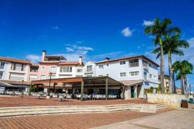 LA ROMANA, DOMINICAN REPUBLIC - 14 Haziran 2021: Plaza Portofino ile La Romana, Dominik Cumhuriyeti 'ndeki Casa de Campo Marina' da dünya klasında restoranlar