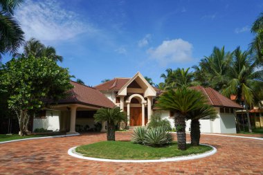 LA ROMANA, DOMINICAN REPUBLIC - 14 Haziran 2021: Dominik Cumhuriyeti 'ndeki dünyaca ünlü Casa de Campo Resort' taki golf villası. Karayipler kıyısındaki bu 7000 dönümlük tatil beldesinde 16. yüzyıldan kalma Akdeniz köyünün tam boyutlu bir kopyası bulunuyor. 
