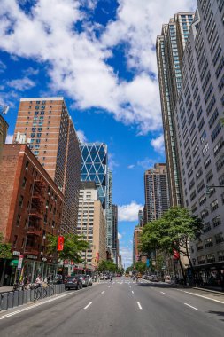 Manhattan 'da 52. Cadde' den 8. Cadde 'ye doğru kuzeye bakıyor.