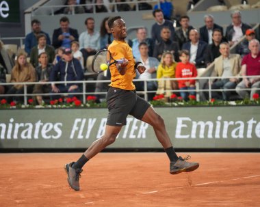 PARIS, FRANCE - 30 Mayıs 2023: Fransız profesyonel tenisçi Gael Monfils, Arjantinli Sebastian Baez ile oynanan ilk tur maçında Fransa 'nın başkenti Paris' te oynanan 2023 Roland Garros karşılaşmasında