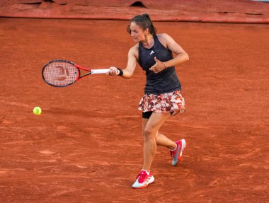 PARIS, FRANCE - 4 Haziran 2023: Rus profesyonel tenisçi Daria Kasatkina, Ukraynalı Elina Svitolina 'ya karşı oynanan dördüncü tur maçında Paris, Fransa' da oynanan 2023 Roland Garros karşılaşmasında