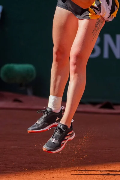法国巴黎 2023年6月4日 乌克兰选手埃丽娜 斯维托利娜在法国巴黎与俄罗斯选手达里亚 卡萨特基纳举行的第四轮女子单打比赛中穿着阿迪达斯网球鞋 — 图库照片