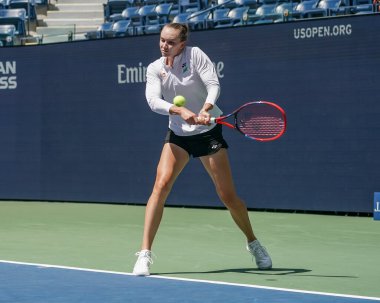 NEW YORK - 22 AĞUSTOS 2023: New York 'taki Billie Jean King Ulusal Tenis Merkezi' nde düzenlenen 2023 ABD Açık antrenmanı sırasında Kazakistan Grand Slam Şampiyonu Elena Rybakina