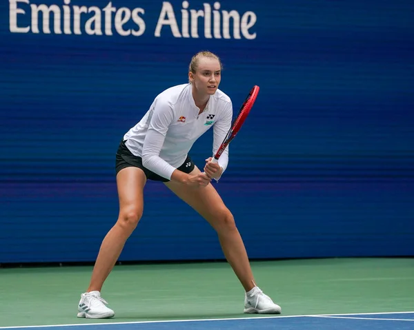 2023年8月22日 哈萨克斯坦大满贯冠军Elena Rybakina在纽约Billie Jean King国家网球中心举行的2023年美国网球公开赛上的练习 — 图库照片