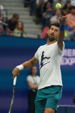 NEW YORK - 24 AUGust 2023: New York 'taki Billie Jean King Ulusal Tenis Merkezi' nde düzenlenen 2023 ABD Açık antrenmanı sırasında Sırbistan Grand Slam Şampiyonu Novak Cokoviç