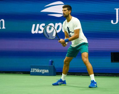 NEW YORK - 24 AUGust 2023: New York 'taki Billie Jean King Ulusal Tenis Merkezi' nde düzenlenen 2023 ABD Açık antrenmanı sırasında Sırbistan Grand Slam Şampiyonu Novak Cokoviç