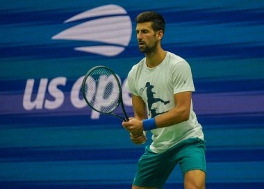 NEW YORK - 24 AUGust 2023: New York 'taki Billie Jean King Ulusal Tenis Merkezi' nde düzenlenen 2023 ABD Açık antrenmanı sırasında Sırbistan Grand Slam Şampiyonu Novak Cokoviç