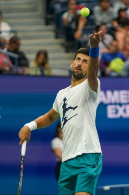 NEW YORK - 24 AUGust 2023: New York 'taki Billie Jean King Ulusal Tenis Merkezi' nde düzenlenen 2023 ABD Açık antrenmanı sırasında Sırbistan Grand Slam Şampiyonu Novak Cokoviç