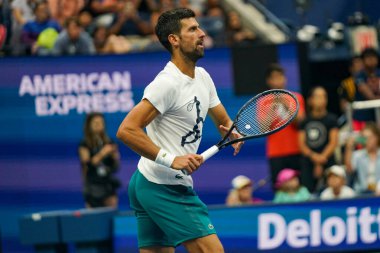 NEW YORK - 24 AUGust 2023: New York 'taki Billie Jean King Ulusal Tenis Merkezi' nde düzenlenen 2023 ABD Açık antrenmanı sırasında Sırbistan Grand Slam Şampiyonu Novak Cokoviç