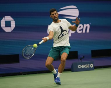 NEW YORK - 24 AUGust 2023: New York 'taki Billie Jean King Ulusal Tenis Merkezi' nde düzenlenen 2023 ABD Açık antrenmanı sırasında Sırbistan Grand Slam Şampiyonu Novak Cokoviç