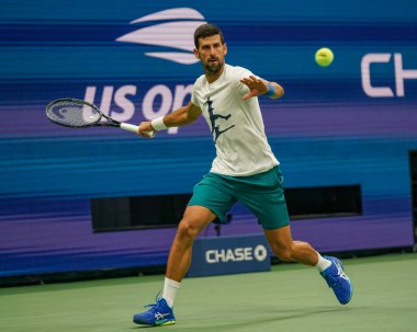 NEW YORK - 24 AUGust 2023: New York 'taki Billie Jean King Ulusal Tenis Merkezi' nde düzenlenen 2023 ABD Açık antrenmanı sırasında Sırbistan Grand Slam Şampiyonu Novak Cokoviç