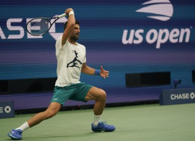 NEW YORK - 24 AUGust 2023: New York 'taki Billie Jean King Ulusal Tenis Merkezi' nde düzenlenen 2023 ABD Açık antrenmanı sırasında Sırbistan Grand Slam Şampiyonu Novak Cokoviç