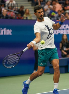 NEW YORK - 24 AUGust 2023: New York 'taki Billie Jean King Ulusal Tenis Merkezi' nde düzenlenen 2023 ABD Açık antrenmanı sırasında Sırbistan Grand Slam Şampiyonu Novak Cokoviç