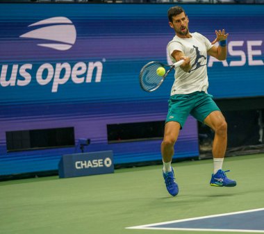 NEW YORK - 24 AUGust 2023: New York 'taki Billie Jean King Ulusal Tenis Merkezi' nde düzenlenen 2023 ABD Açık antrenmanı sırasında Sırbistan Grand Slam Şampiyonu Novak Cokoviç