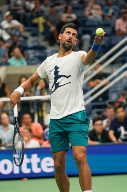 NEW YORK - 24 AUGust 2023: New York 'taki Billie Jean King Ulusal Tenis Merkezi' nde düzenlenen 2023 ABD Açık antrenmanı sırasında Sırbistan Grand Slam Şampiyonu Novak Cokoviç