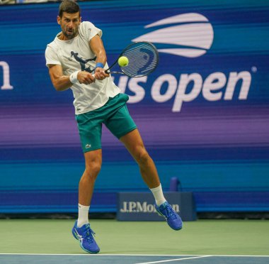 NEW YORK - 24 AUGust 2023: New York 'taki Billie Jean King Ulusal Tenis Merkezi' nde düzenlenen 2023 ABD Açık antrenmanı sırasında Sırbistan Grand Slam Şampiyonu Novak Cokoviç