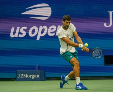 NEW YORK - 24 AUGust 2023: New York 'taki Billie Jean King Ulusal Tenis Merkezi' nde düzenlenen 2023 ABD Açık antrenmanı sırasında Sırbistan Grand Slam Şampiyonu Novak Cokoviç