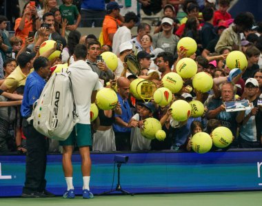 NEW YORK - 24 AUGust 2023: Sırbistan Grand Slam Şampiyonu Novak Cokoviç, New York 'taki Billie Jean King Ulusal Tenis Merkezi' nde düzenlenen 2023 ABD Açık 'ta antreman sonrasında imza dağıttı