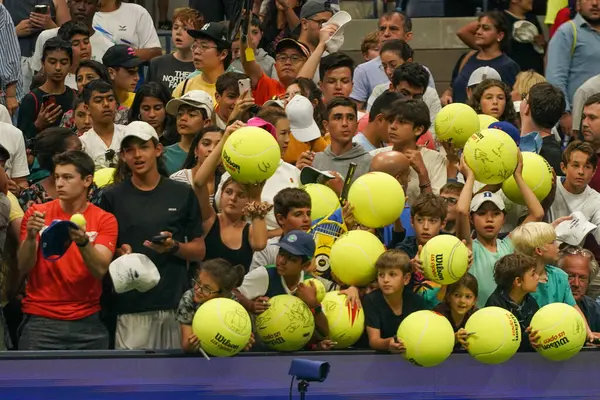ニューヨーク August 2023 ニューヨークのビリー ジャン キング国立テニスセンターでサインを待っているテニスファン Usオープンは今年最後のグランドスラム大会です — ストック写真
