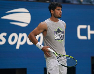 NEW YORK - 27 AUGust 2023: New York 'taki Billie Jean King Ulusal Tenis Merkezi' nde düzenlenen 2023 ABD Açık 'ta İspanya' dan profesyonel tenisçi Carlos Alcaraz