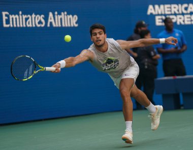 NEW YORK - 27 AUGust 2023: New York 'taki Billie Jean King Ulusal Tenis Merkezi' nde düzenlenen 2023 ABD Açık 'ta İspanya' dan profesyonel tenisçi Carlos Alcaraz