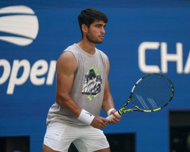 NEW YORK - 27 AUGust 2023: New York 'taki Billie Jean King Ulusal Tenis Merkezi' nde düzenlenen 2023 ABD Açık 'ta İspanya' dan profesyonel tenisçi Carlos Alcaraz