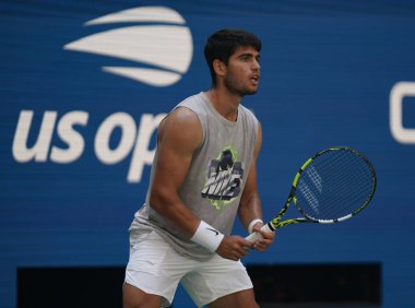 NEW YORK - 27 AUGust 2023: New York 'taki Billie Jean King Ulusal Tenis Merkezi' nde düzenlenen 2023 ABD Açık 'ta İspanya' dan profesyonel tenisçi Carlos Alcaraz