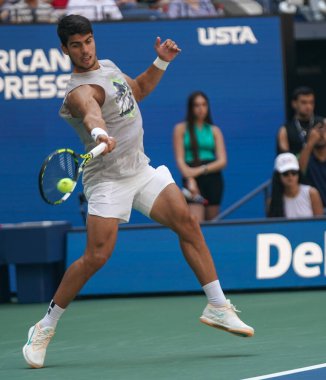 NEW YORK - 27 AUGust 2023: New York 'taki Billie Jean King Ulusal Tenis Merkezi' nde düzenlenen 2023 ABD Açık 'ta İspanya' dan profesyonel tenisçi Carlos Alcaraz